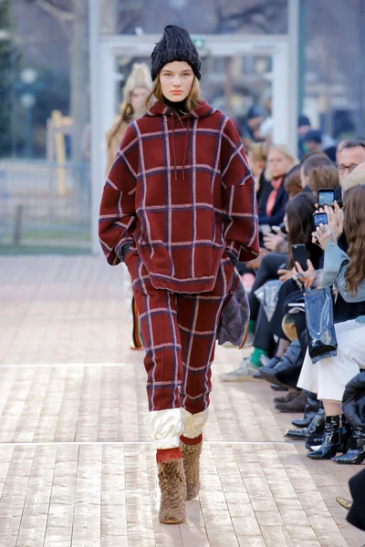 Look 15